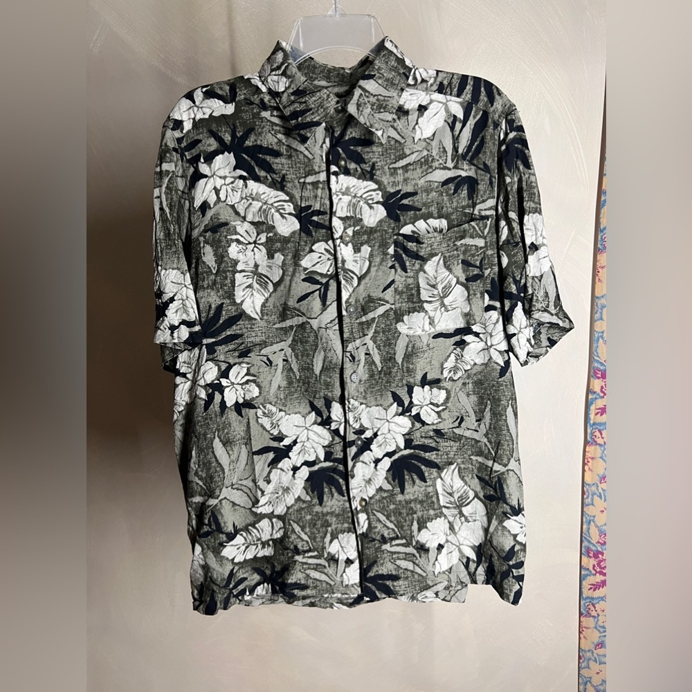 Claiborne Men's Floral Shirt|Hawaiian|Button up|100% Rayon|Short Sleeve|Size: L|